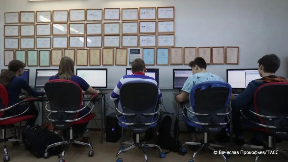 ИИ может помочь школьникам подобрать и сформулировать литературные аргументы для сочинения на ЕГЭ, но использовать нейросеть рекомендуется только как вспомогательный инструмент