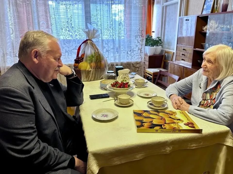 Депутат Госдумы Константин Затулин поздравил 101-летнюю жительницу Сочи с Днем города Депутат Госдумы Константин Затулин поздравил 101-летнюю жительницу Сочи с Днем города