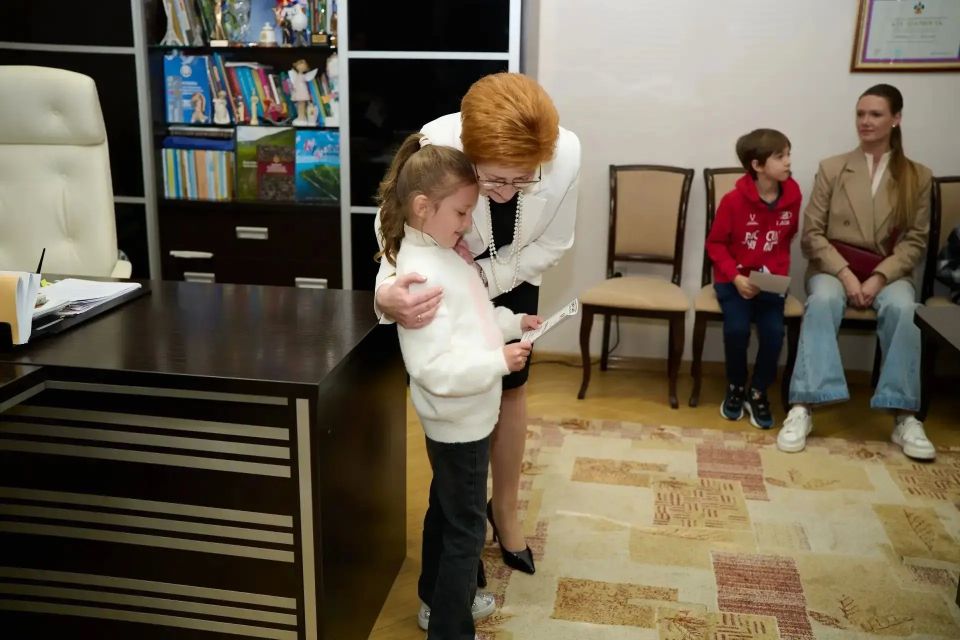 Сегодня в день защиты детей наши добрые друзья и социальные партнеры - компания SKY LAKE подготовили именные сертификаты на школьную форму для 74 будущих первоклассников из семей участников СВО Сегодня в день защиты детей наши добрые друзья и социальные партнеры - компания SKY LAKE подготовили именные сертификаты на школьную форму для 74 будущих первоклассников из семей участников СВО