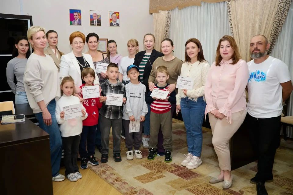 Сегодня в день защиты детей наши добрые друзья и социальные партнеры - компания SKY LAKE подготовили именные сертификаты на школьную форму для 74 будущих первоклассников из семей участников СВО Сегодня в день защиты детей наши добрые друзья и социальные партнеры - компания SKY LAKE подготовили именные сертификаты на школьную форму для 74 будущих первоклассников из семей участников СВО