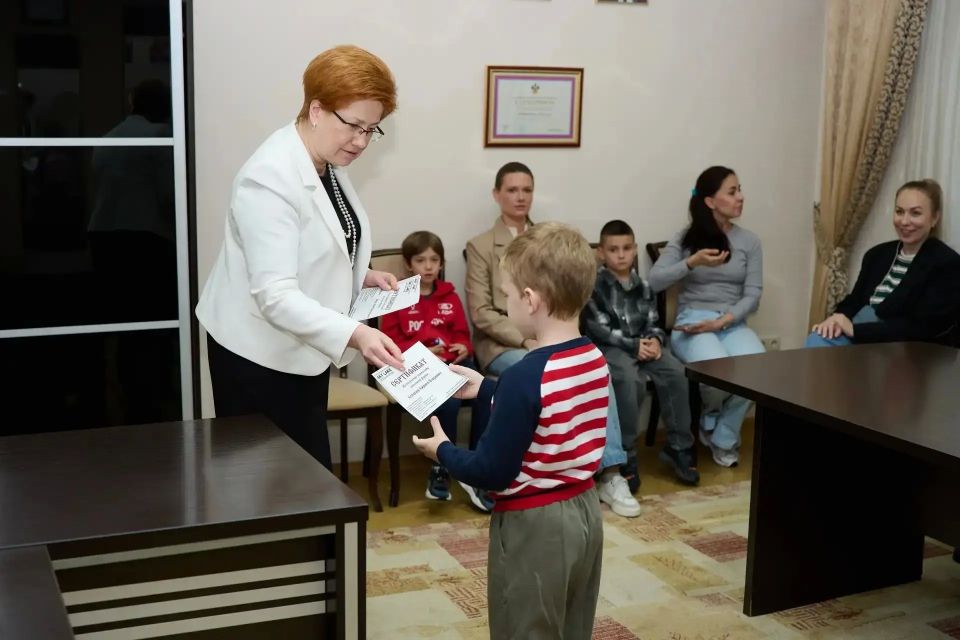 Сегодня в день защиты детей наши добрые друзья и социальные партнеры - компания SKY LAKE подготовили именные сертификаты на школьную форму для 74 будущих первоклассников из семей участников СВО Сегодня в день защиты детей наши добрые друзья и социальные партнеры - компания SKY LAKE подготовили именные сертификаты на школьную форму для 74 будущих первоклассников из семей участников СВО