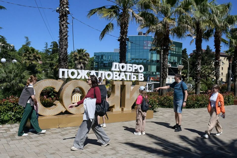 Добро пожаловать в Сочи!. С начала 2026 года курорт уже принял порядка 2,4 млн гостей Добро пожаловать в Сочи!. С начала 2026 года курорт уже принял порядка 2,4 млн гостей