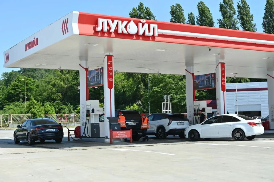 В Сочи все автозаправочные станции работают в штатном режиме без дефицита топлива В Сочи все автозаправочные станции работают в штатном режиме без дефицита топлива