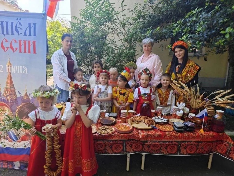 В рамках года Единства народов России, накануне празднования Дня Независимости России в детском саду №49 города Сочи состоялось праздничное мероприятие "Дружба народов" В рамках года Единства народов России, накануне празднования Дня Независимости России в детском саду №49 города Сочи состоялось праздничное мероприятие "Дружба народов"