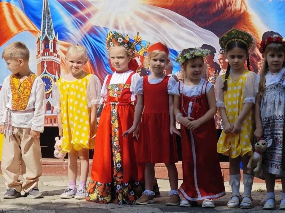 В рамках года Единства народов России, накануне празднования Дня Независимости России в детском саду №49 города Сочи состоялось праздничное мероприятие "Дружба народов" В рамках года Единства народов России, накануне празднования Дня Независимости России в детском саду №49 города Сочи состоялось праздничное мероприятие "Дружба народов"