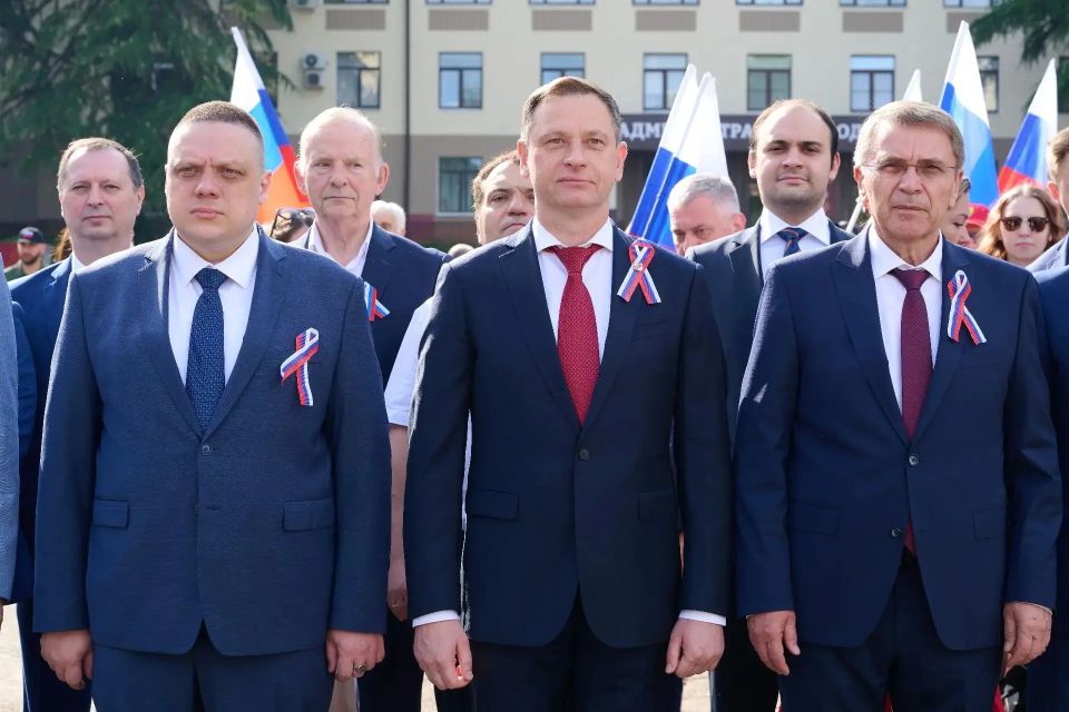 Глава Сочи Андрей Прошунин принял участие в торжественной церемонии поднятия флага Российской Федерации Глава Сочи Андрей Прошунин принял участие в торжественной церемонии поднятия флага Российской Федерации