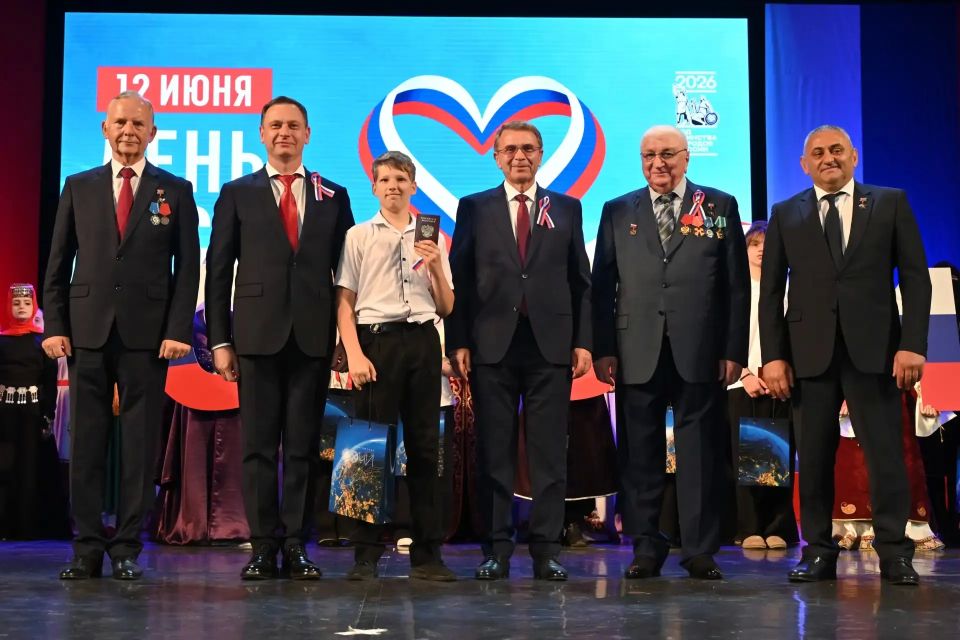 Андрей Прошунин: Сегодня, в День России, во всех районах города вручаем нашим юным сочинцам паспорта Андрей Прошунин: Сегодня, в День России, во всех районах города вручаем нашим юным сочинцам паспорта