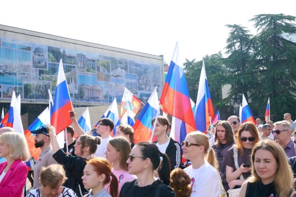 Символ нашего единства: во всех районах Сочи торжественно подняли Государственный флаг России! Символ нашего единства: во всех районах Сочи торжественно подняли Государственный флаг России!