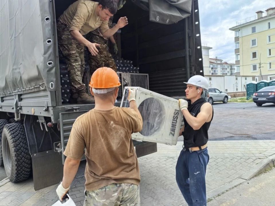 В День России ассоциация ветеранов СВО города Сочи и ассоциация ветеранов боевых действий «БРАТЬЯ» совместно с администрацией курорта направили гуманитарный груз в одно из подразделений, выполняющих задачи на линии боевого... В День России ассоциация ветеранов СВО города Сочи и ассоциация ветеранов боевых действий «БРАТЬЯ» совместно с администрацией курорта направили гуманитарный груз в одно из подразделений, выполняющих задачи на линии боевого...
