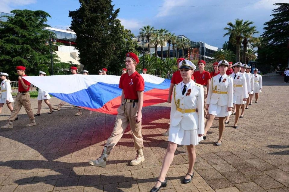 Символ нашего единства: во всех районах Сочи торжественно подняли Государственный флаг России! Символ нашего единства: во всех районах Сочи торжественно подняли Государственный флаг России!