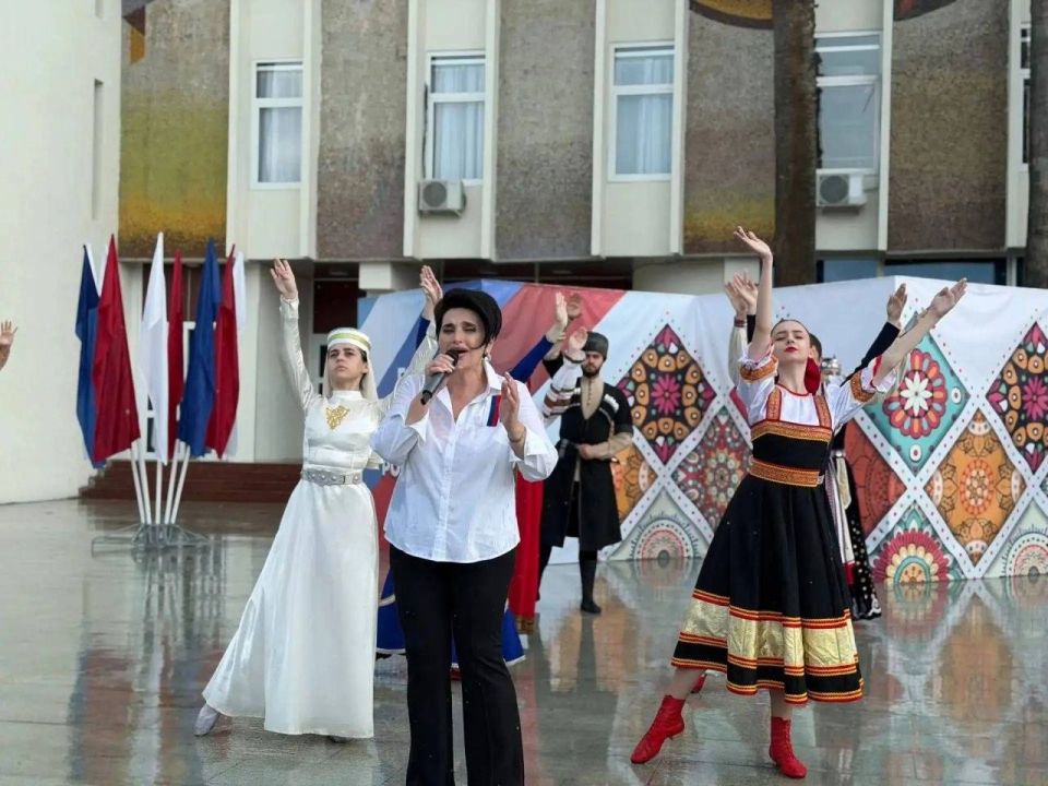 Весь Сочи поет и танцует: курорт с размахом отмечает День России во всех районах! Весь Сочи поет и танцует: курорт с размахом отмечает День России во всех районах!