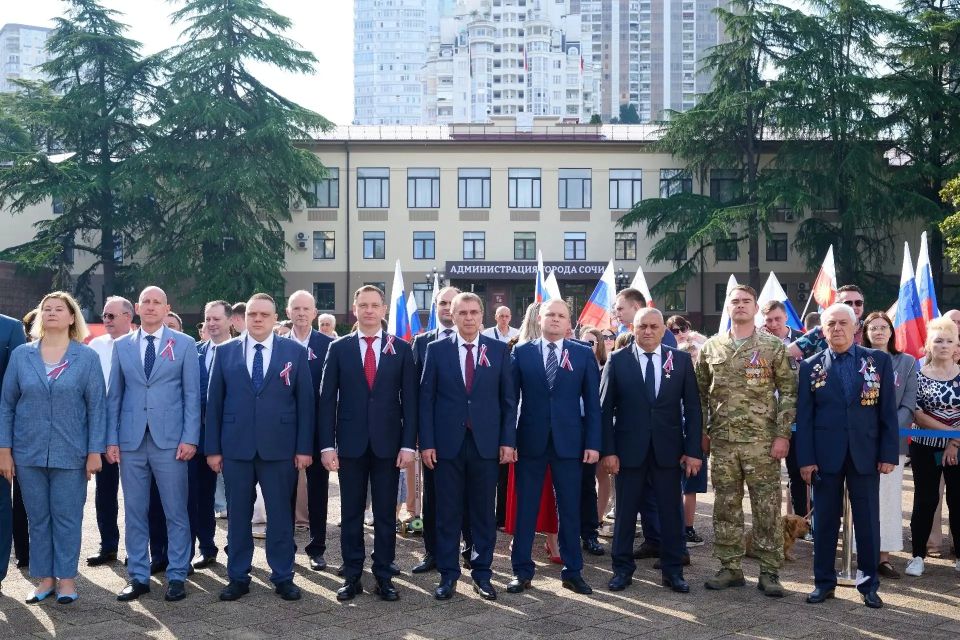 Глава Сочи Андрей Прошунин принял участие в торжественной церемонии поднятия флага Российской Федерации Глава Сочи Андрей Прошунин принял участие в торжественной церемонии поднятия флага Российской Федерации