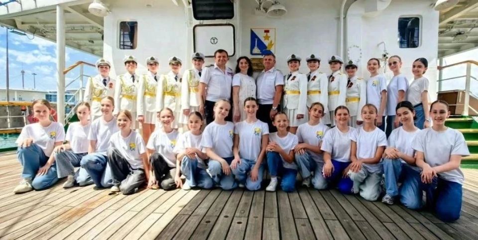 Юнармейцы поздравили экипаж легендарного фрегата «Херсонес» в День России Юнармейцы поздравили экипаж легендарного фрегата «Херсонес» в День России