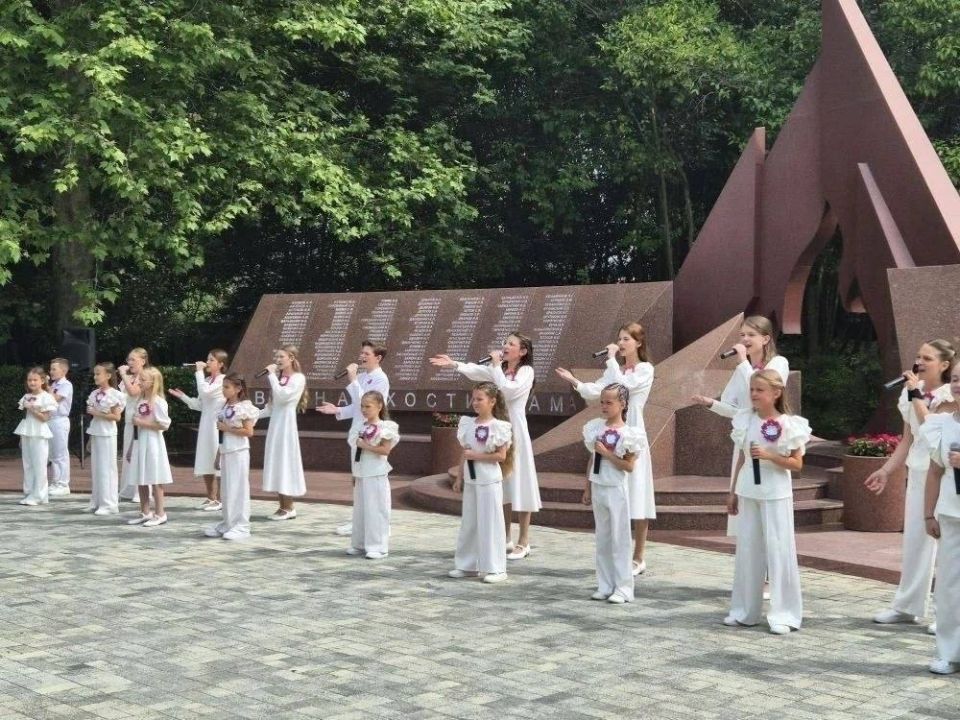 Весь Сочи поет и танцует: курорт с размахом отмечает День России во всех районах! Весь Сочи поет и танцует: курорт с размахом отмечает День России во всех районах!