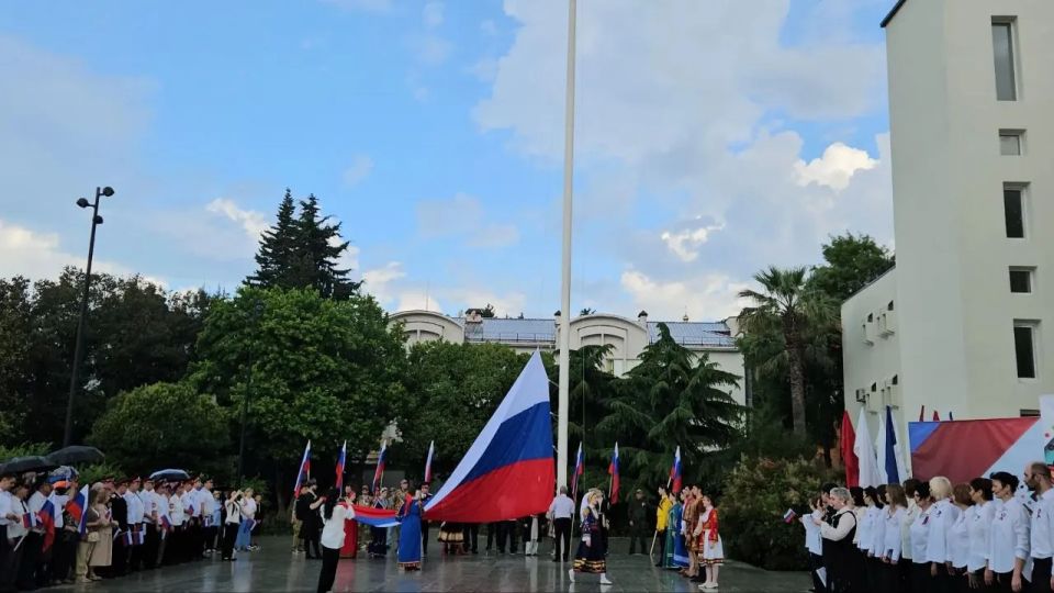 Глава Сочи Андрей Прошунин принял участие в торжественной церемонии поднятия флага Российской Федерации Глава Сочи Андрей Прошунин принял участие в торжественной церемонии поднятия флага Российской Федерации