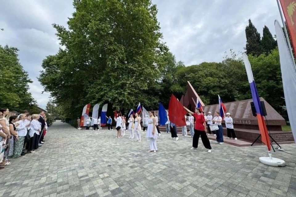 Весь Сочи поет и танцует: курорт с размахом отмечает День России во всех районах! Весь Сочи поет и танцует: курорт с размахом отмечает День России во всех районах!