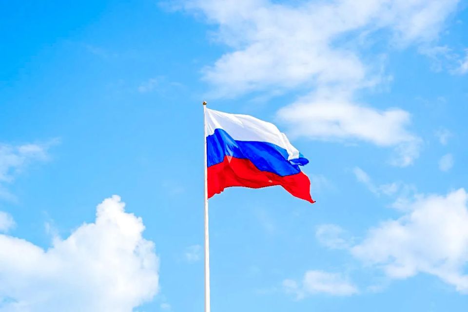 Глава Сочи Андрей Прошунин принял участие в торжественной церемонии поднятия флага Российской Федерации