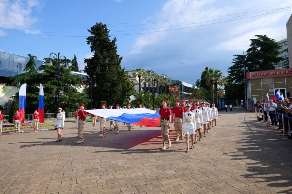 В День России начальник УВД по городу Сочи принял участие в торжественном поднятии флага Российской Федерации В День России начальник УВД по городу Сочи принял участие в торжественном поднятии флага Российской Федерации