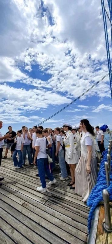 Юнармейцы поздравили экипаж легендарного фрегата «Херсонес» в День России Юнармейцы поздравили экипаж легендарного фрегата «Херсонес» в День России