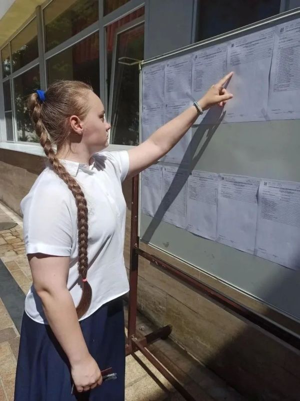 Сегодня в рамках государственной итоговой аттестации 995 выпускников сочинских школ сдавали ЕГЭ по трем предметам: биологии, географии, иностранным языкам (письменная часть). Сегодня в рамках государственной итоговой аттестации 995 выпускников сочинских школ сдавали ЕГЭ по трем предметам: биологии, географии, иностранным языкам (письменная часть).