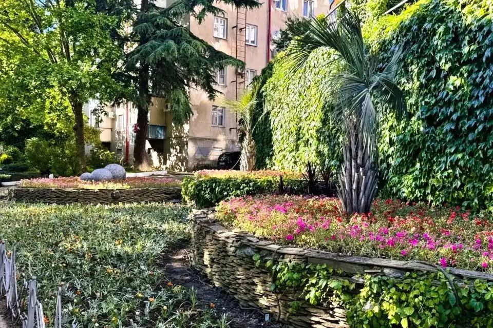 В Лазаревском районе Сочи завершаются масштабные работы по благоустройству и озеленению общественных зон В Лазаревском районе Сочи завершаются масштабные работы по благоустройству и озеленению общественных зон