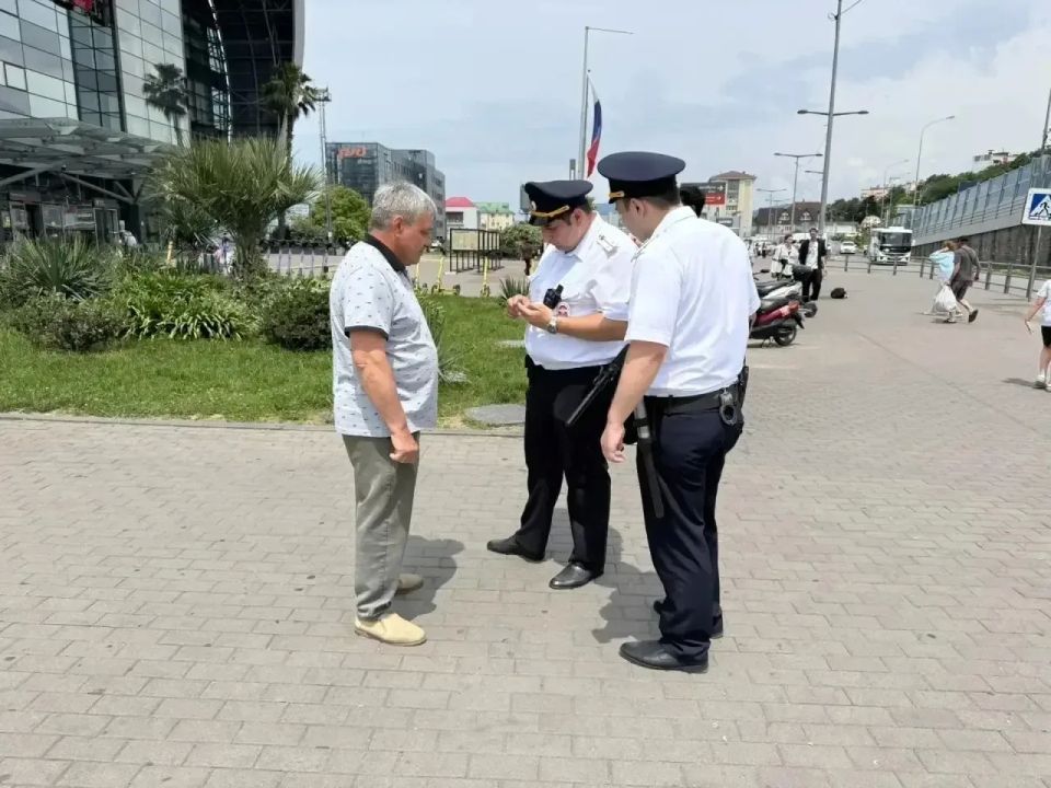 В Сочи прошли рейды по пресечению деятельности навязчивых услуг водителей такси