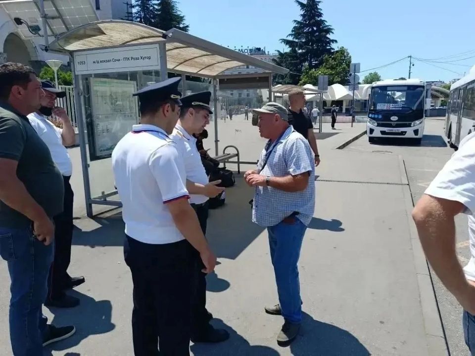 В Сочи прошли рейды по пресечению деятельности навязчивых услуг водителей такси В Сочи прошли рейды по пресечению деятельности навязчивых услуг водителей такси