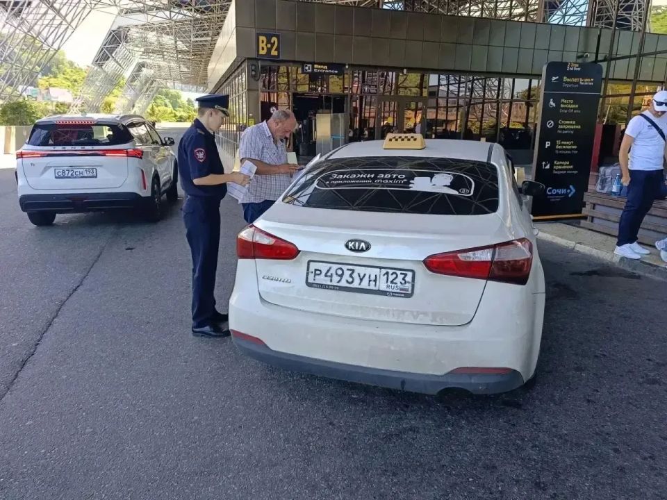 В Сочи прошли рейды по пресечению деятельности навязчивых услуг водителей такси В Сочи прошли рейды по пресечению деятельности навязчивых услуг водителей такси