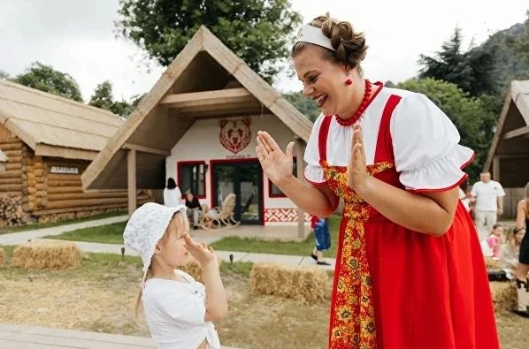 В Год единства народов России в Сочи открылся загородный комплекс в старорусском стиле В Год единства народов России в Сочи открылся загородный комплекс в старорусском стиле