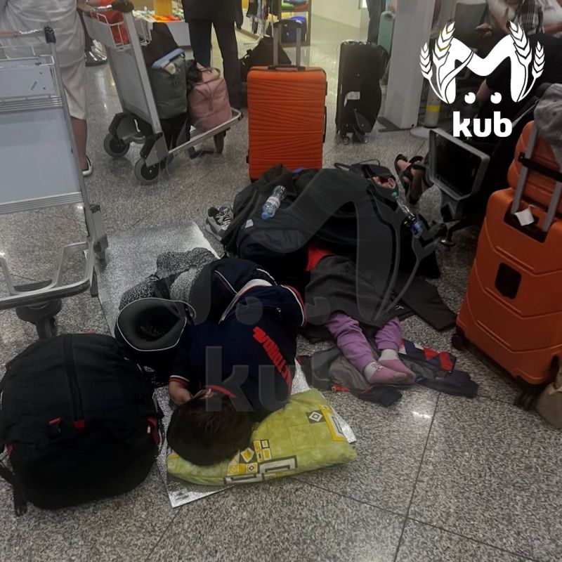 Сотни пассажиров застряли в аэропорту Сочи Сотни пассажиров застряли в аэропорту Сочи