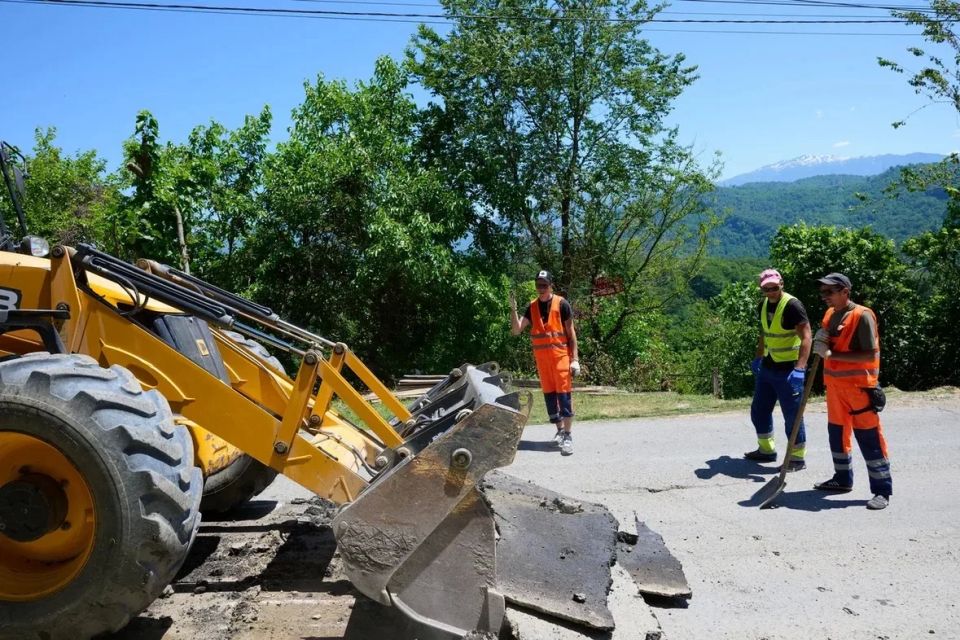 В селе Высоком Адлерского района Сочи на улице Геленджикской— от федеральной трассы до пересечения с улицей Брянской — начался ремонт дорожного покрытия В селе Высоком Адлерского района Сочи на улице Геленджикской— от федеральной трассы до пересечения с улицей Брянской — начался ремонт дорожного покрытия