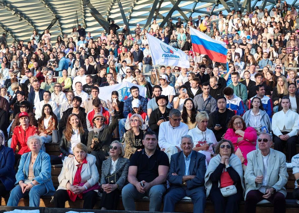 Михаил Дегтярёв: Сегодня в московском парке «Зарядье» десятки тысяч москвичей и гостей столицы отметили Олимпийский день - это праздник, который объединяет миллионы людей по всему миру вокруг ценностей спорта, дружбы и... Михаил Дегтярёв: Сегодня в московском парке «Зарядье» десятки тысяч москвичей и гостей столицы отметили Олимпийский день - это праздник, который объединяет миллионы людей по всему миру вокруг ценностей спорта, дружбы и...