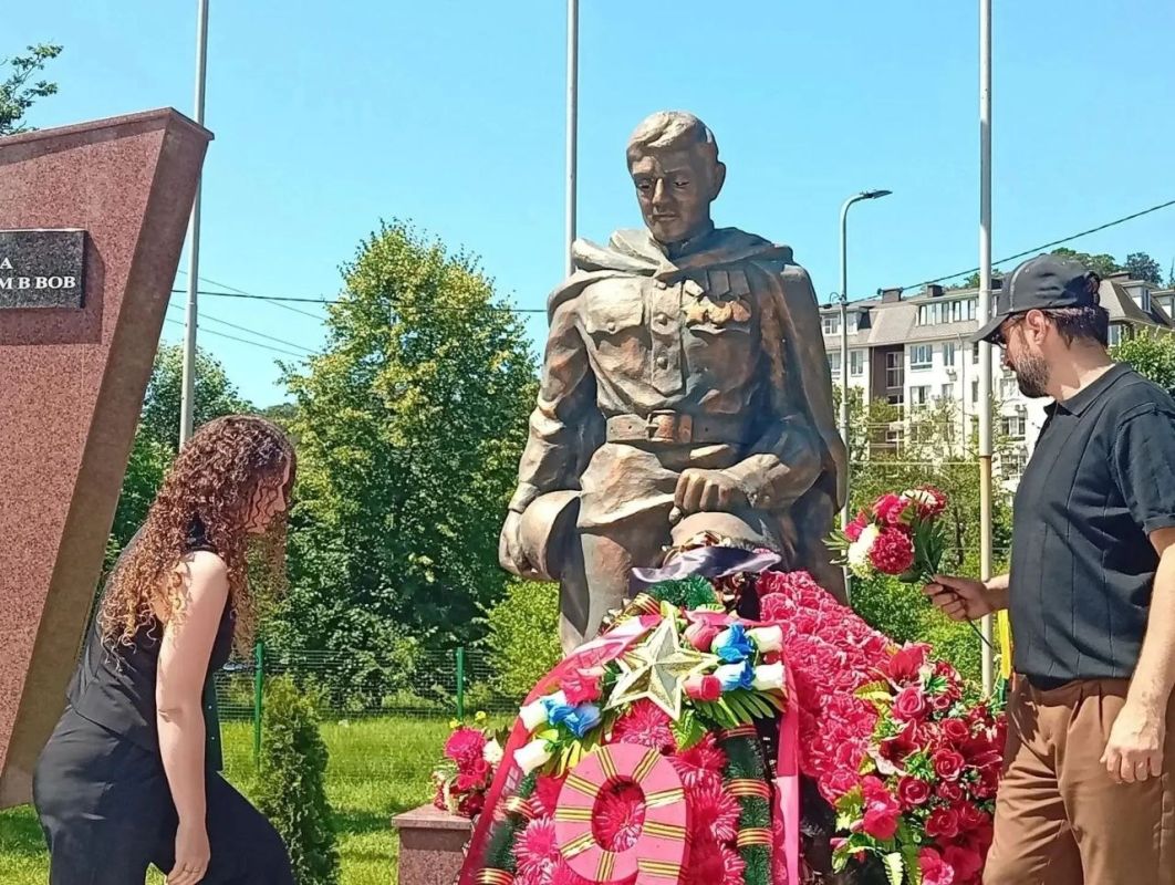 Сочи присоединился ко Всероссийской минуте молчания Сочи присоединился ко Всероссийской минуте молчания