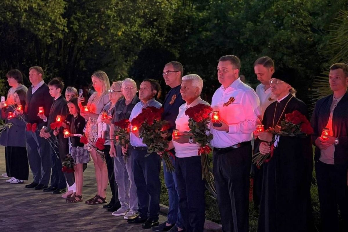 Андрей Прошунин возложил цветы к Вечному огню в День памяти и скорби Андрей Прошунин возложил цветы к Вечному огню в День памяти и скорби