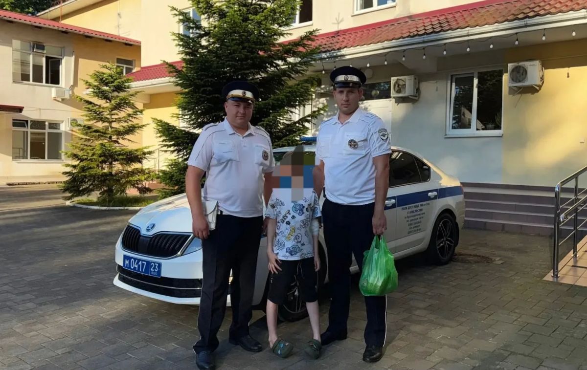 Сочинские инспекторы ДПС спасли ребенка Сочинские инспекторы ДПС спасли ребенка
