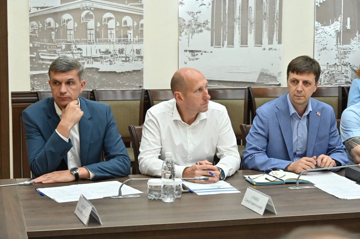 Глава Сочи Андрей Прошунин провёл заседание комиссии по предупреждению и ликвидации чрезвычайных ситуаций в связи с ожидаемой непогодой Глава Сочи Андрей Прошунин провёл заседание комиссии по предупреждению и ликвидации чрезвычайных ситуаций в связи с ожидаемой непогодой