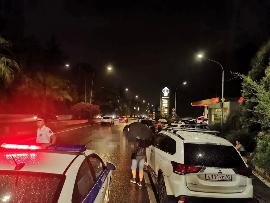 Вчера в 20:45 на автодороге «Джубга — Сочи» водитель автомобиля «ВАЗ» припарковал свой автомобиль на обочине дороги и, выйдя из автомобиля, продолжил движение по проезжей части, в результате чего на него наехал автомобиль... Вчера в 20:45 на автодороге «Джубга — Сочи» водитель автомобиля «ВАЗ» припарковал свой автомобиль на обочине дороги и, выйдя из автомобиля, продолжил движение по проезжей части, в результате чего на него наехал автомобиль...