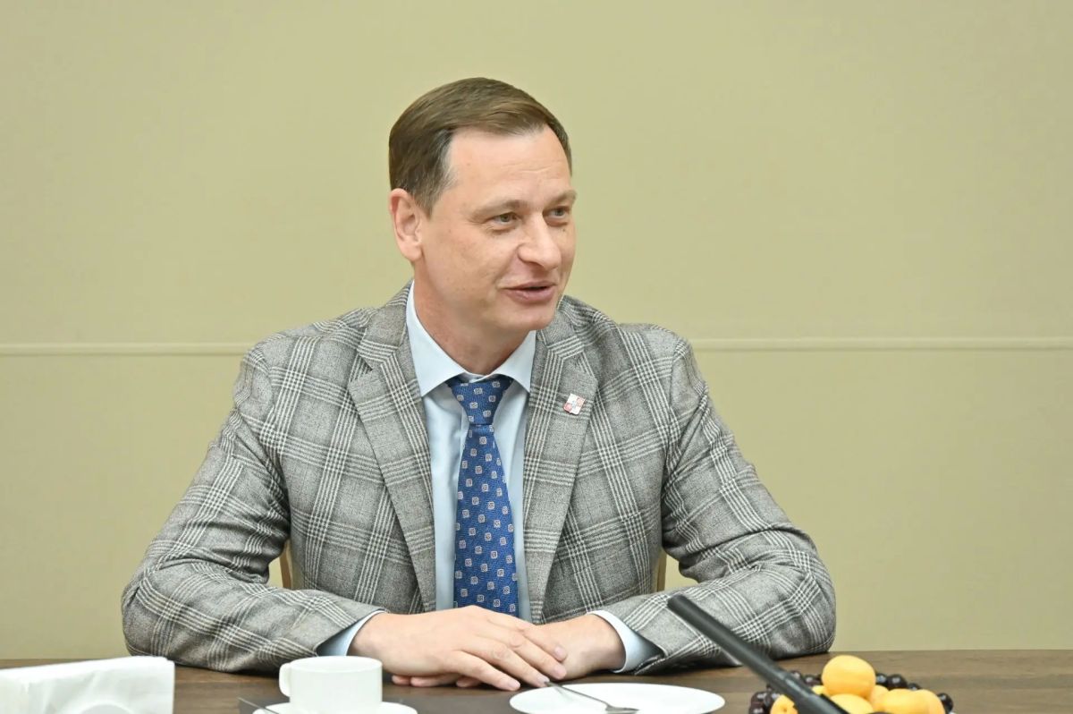 Андрей Прошунин: Сегодня в День семьи, любви и верности поздравил замечательную многодетную семью Шапошниковых с этим праздником и вручил им знак почёта «Крепкая семья» Андрей Прошунин: Сегодня в День семьи, любви и верности поздравил замечательную многодетную семью Шапошниковых с этим праздником и вручил им знак почёта «Крепкая семья»