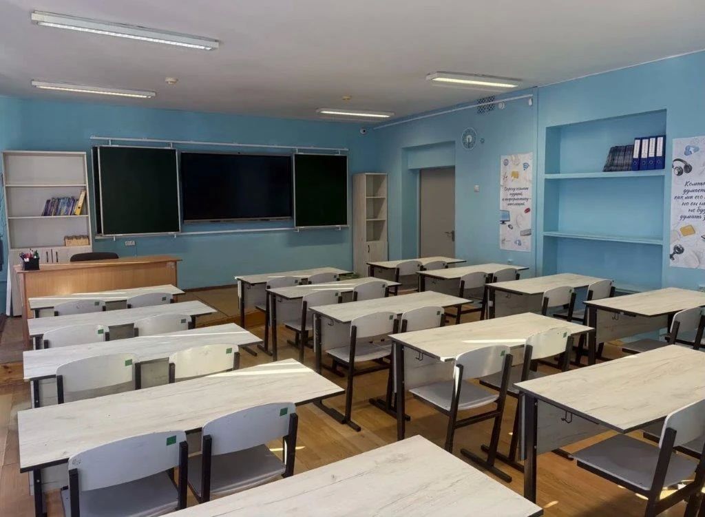 Совсем недавно завершились последние экзамены и выпускные вечера, но одновременно велась подготовка к новому учебному году Совсем недавно завершились последние экзамены и выпускные вечера, но одновременно велась подготовка к новому учебному году