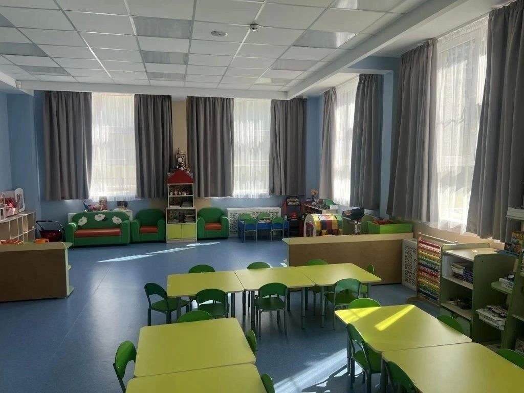 Совсем недавно завершились последние экзамены и выпускные вечера, но одновременно велась подготовка к новому учебному году Совсем недавно завершились последние экзамены и выпускные вечера, но одновременно велась подготовка к новому учебному году