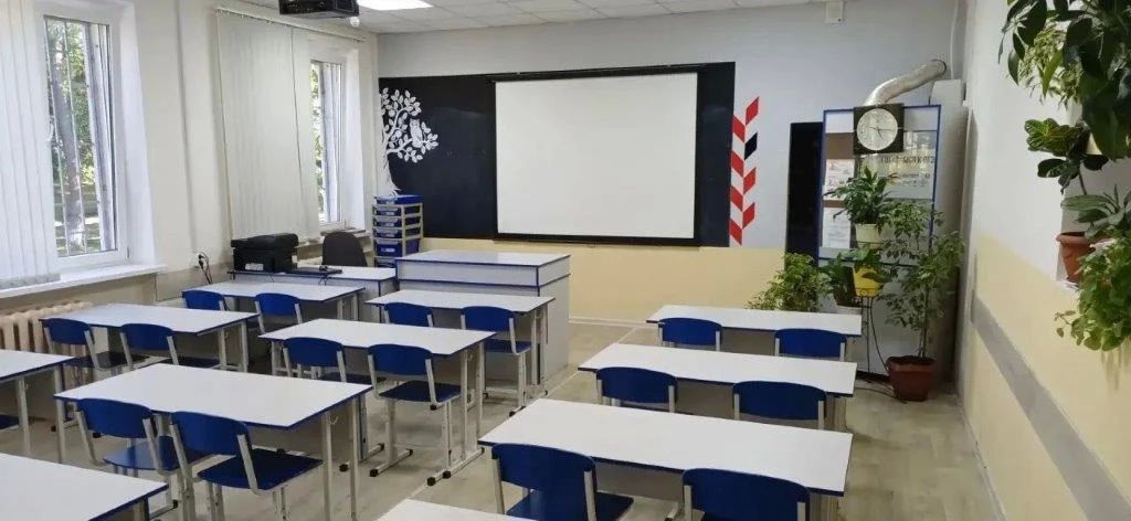 Совсем недавно завершились последние экзамены и выпускные вечера, но одновременно велась подготовка к новому учебному году Совсем недавно завершились последние экзамены и выпускные вечера, но одновременно велась подготовка к новому учебному году