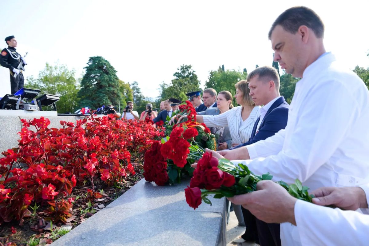 85 лет городу-госпиталю: в Сочи состоялась торжественная церемония возложения Гирлянды памяти к мемориалу «Подвиг во имя жизни» 85 лет городу-госпиталю: в Сочи состоялась торжественная церемония возложения Гирлянды памяти к мемориалу «Подвиг во имя жизни»