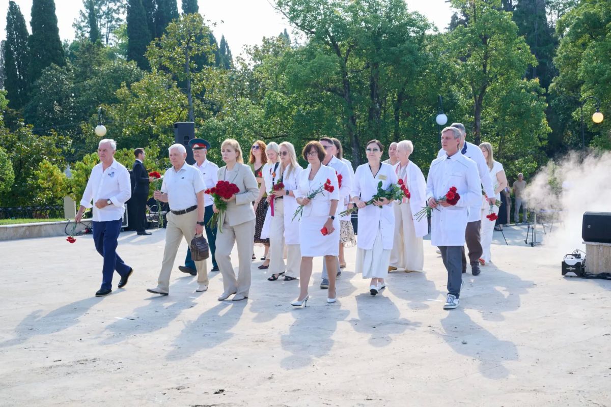 85 лет городу-госпиталю: в Сочи состоялась торжественная церемония возложения Гирлянды памяти к мемориалу «Подвиг во имя жизни» 85 лет городу-госпиталю: в Сочи состоялась торжественная церемония возложения Гирлянды памяти к мемориалу «Подвиг во имя жизни»