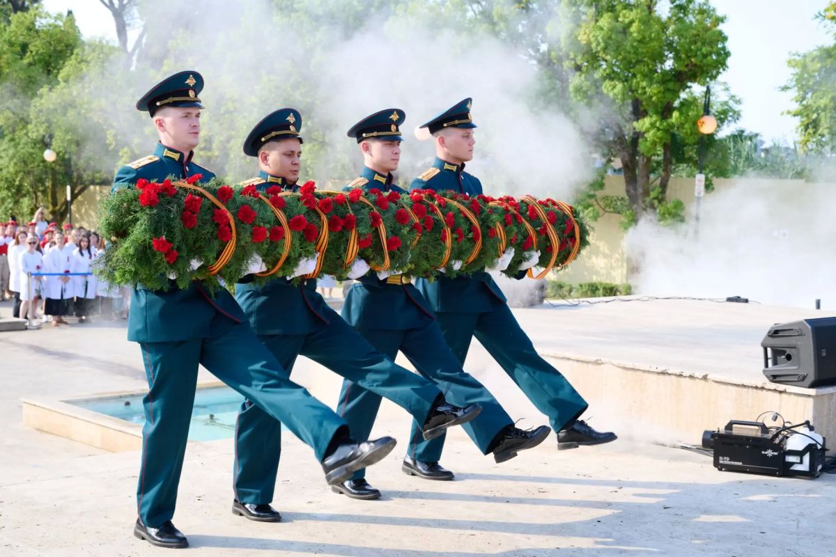 85 лет городу-госпиталю: в Сочи состоялась торжественная церемония возложения Гирлянды памяти к мемориалу «Подвиг во имя жизни» 85 лет городу-госпиталю: в Сочи состоялась торжественная церемония возложения Гирлянды памяти к мемориалу «Подвиг во имя жизни»