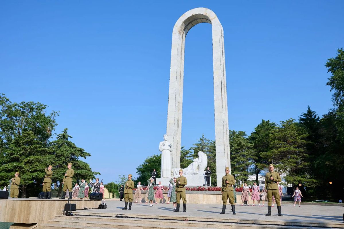 85 лет городу-госпиталю: в Сочи состоялась торжественная церемония возложения Гирлянды памяти к мемориалу «Подвиг во имя жизни» 85 лет городу-госпиталю: в Сочи состоялась торжественная церемония возложения Гирлянды памяти к мемориалу «Подвиг во имя жизни»