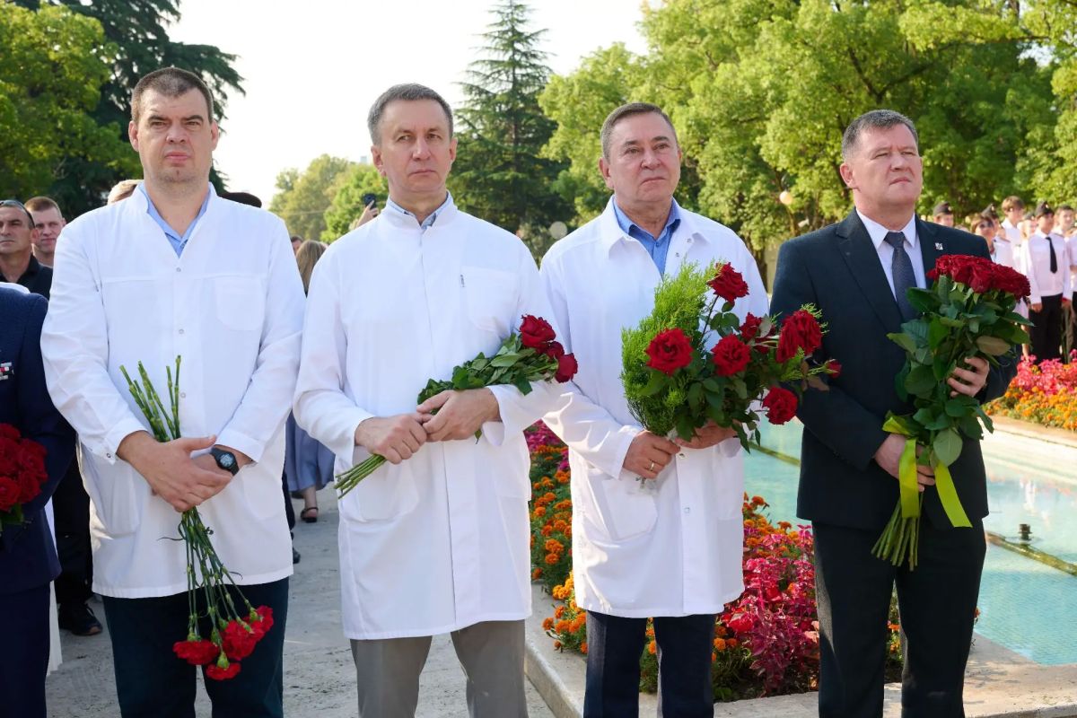 85 лет городу-госпиталю: в Сочи состоялась торжественная церемония возложения Гирлянды памяти к мемориалу «Подвиг во имя жизни» 85 лет городу-госпиталю: в Сочи состоялась торжественная церемония возложения Гирлянды памяти к мемориалу «Подвиг во имя жизни»