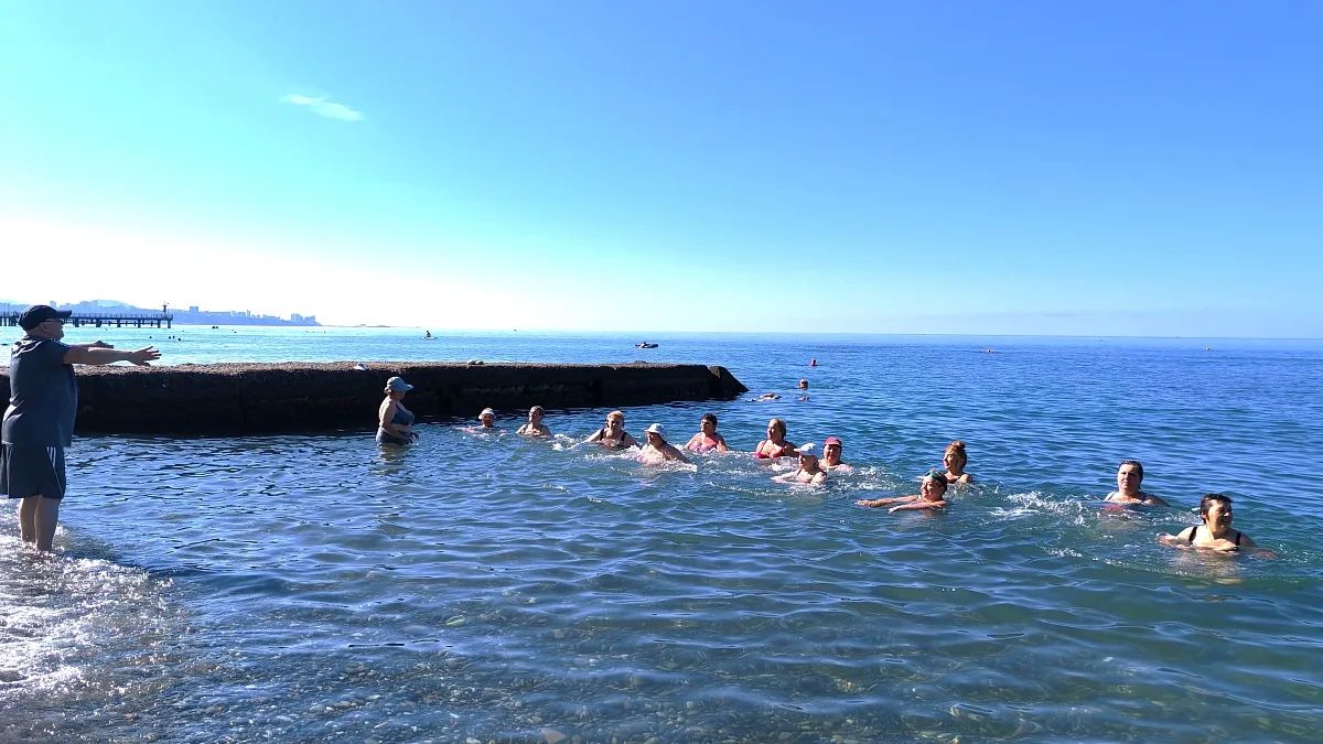 Участники «Сочинского долголетия» провели заплыв в море в честь Дня физкультурника Участники «Сочинского долголетия» провели заплыв в море в честь Дня физкультурника