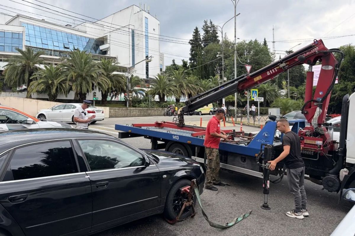В Сочи продолжаются рейдовые мероприятия по эвакуации автомобилей, припаркованных с нарушениями В Сочи продолжаются рейдовые мероприятия по эвакуации автомобилей, припаркованных с нарушениями