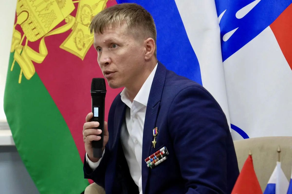 В рамках проекта «Диалоги с героями» сочинские школьники встретились с Героем России Евгением Мосейко В рамках проекта «Диалоги с героями» сочинские школьники встретились с Героем России Евгением Мосейко