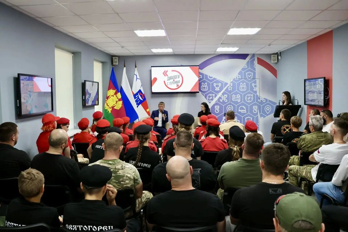 В рамках проекта «Диалоги с героями» сочинские школьники встретились с Героем России Евгением Мосейко В рамках проекта «Диалоги с героями» сочинские школьники встретились с Героем России Евгением Мосейко